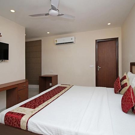 Oyo Hotel Blu Pebbles Near Delhi Airport Nova Deli Exterior foto