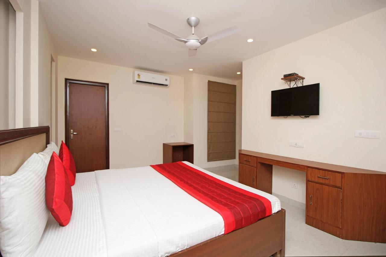 Oyo Hotel Blu Pebbles Near Delhi Airport Nova Deli Exterior foto